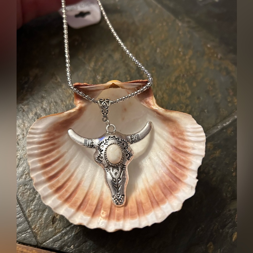 Southwestern silver-tone bull skull necklace w/ black crackle look stone. NWT